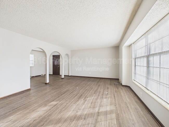 Building Photo - 3929 S Carriage Ln