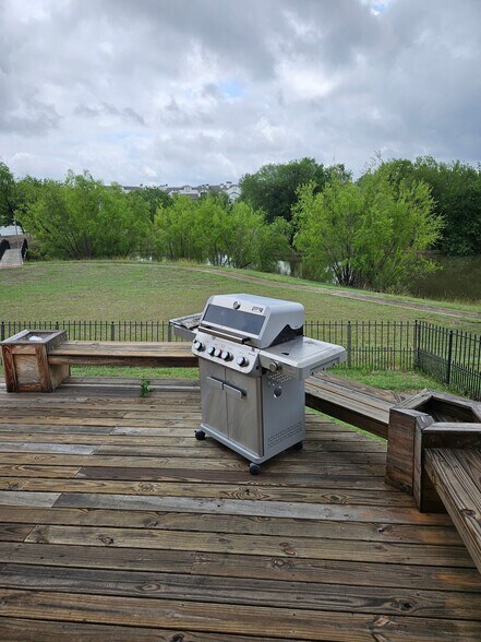 Building Photo - 1210 Plaza Lake Dr