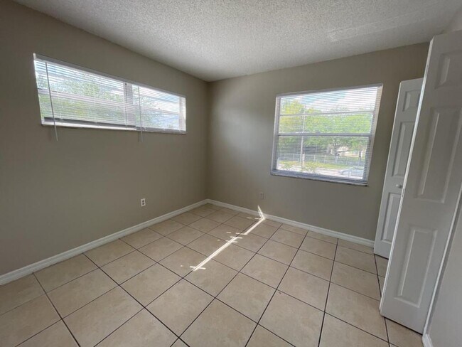 Building Photo - 722 W Columbia Ave