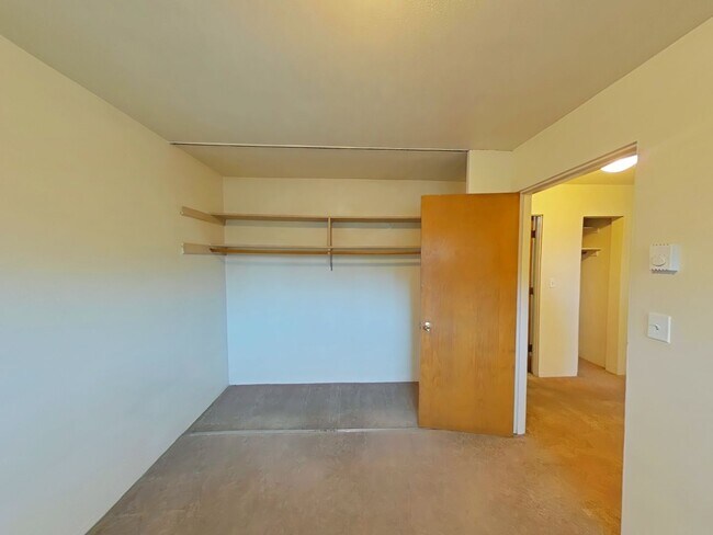 Building Photo - 2 Bedroom Apartment ~ Close to Campus ~ Ca...