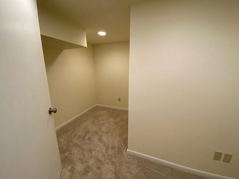 Building Photo - 1919 E 38th St