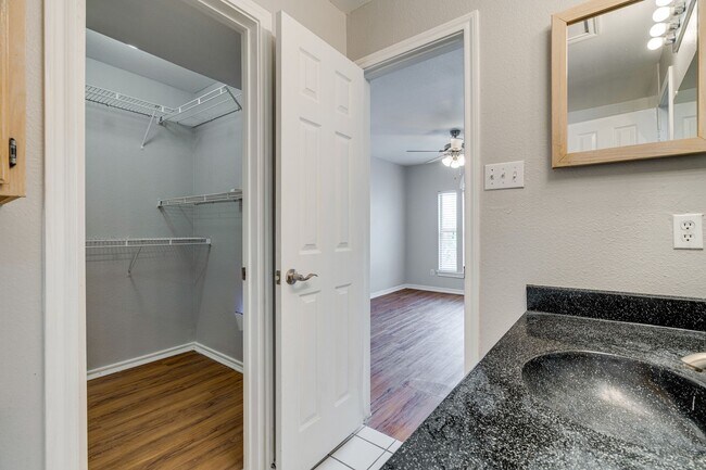Building Photo - 1 Bedroom, 1 Bath Available Now!