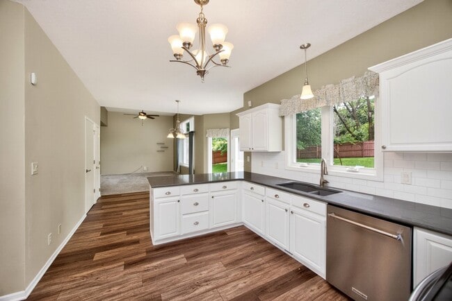 Building Photo - SPACIOUS LIVING!!  4 Bedrooms, 2.5 Bathrooms Home in Des Moines!
