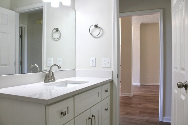 Building Photo - Stunning Move-In Ready Home in Hendersonville – Minutes from Old Hickory Lake!