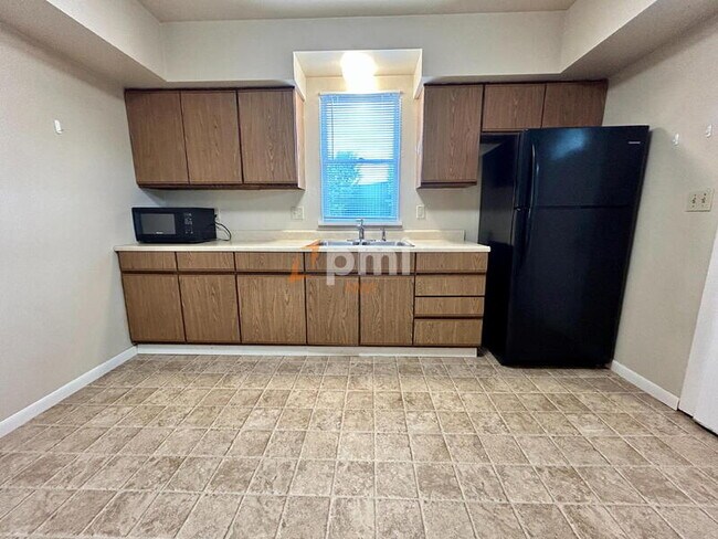 Building Photo - 1302 2nd St