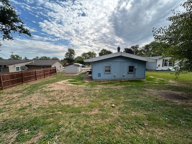 Building Photo - Nice-sized three bedroom property