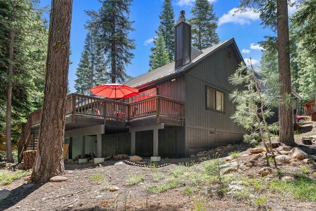 Building Photo - New to the Rental Market! FURNISHED Custom 3 Bdrm Hm w/Garage