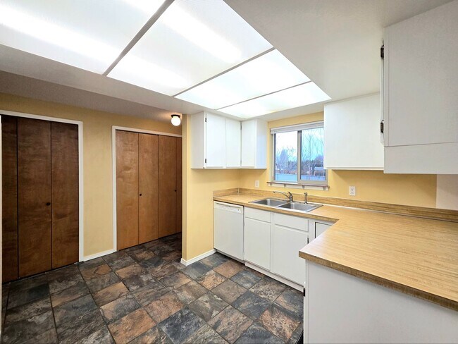 Building Photo - 3 Bed / 2 Bath Rambler – Huge Fenced Yard + 2-Car Garage – Available Now