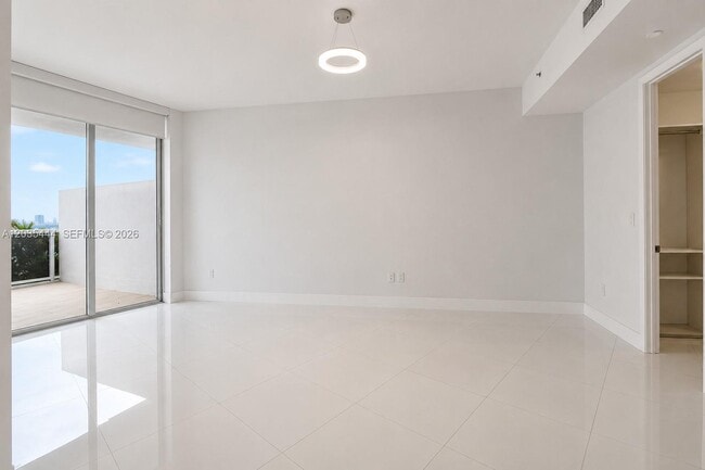Building Photo - 15901 Collins Ave