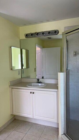 Building Photo - 274 River Bluff Ln