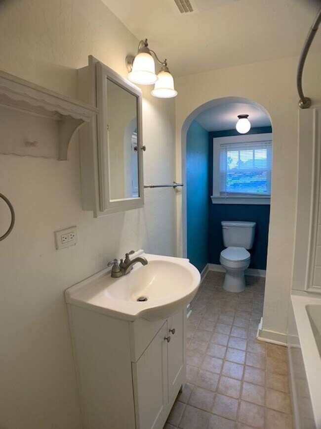 Building Photo - Edmond 3 bed 1 1/2 bath close to UCO