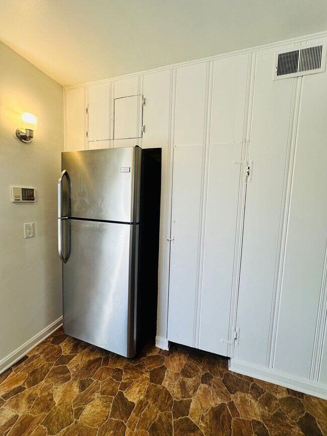 Building Photo - Spacious and stylish home in a prime Louisville location!