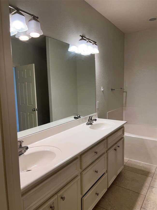 Building Photo - 2865 Westhollow Dr