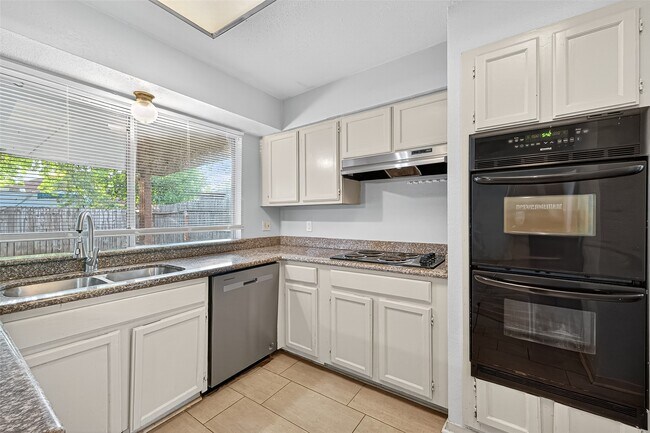 Building Photo - 3906 Glen Cove Cir