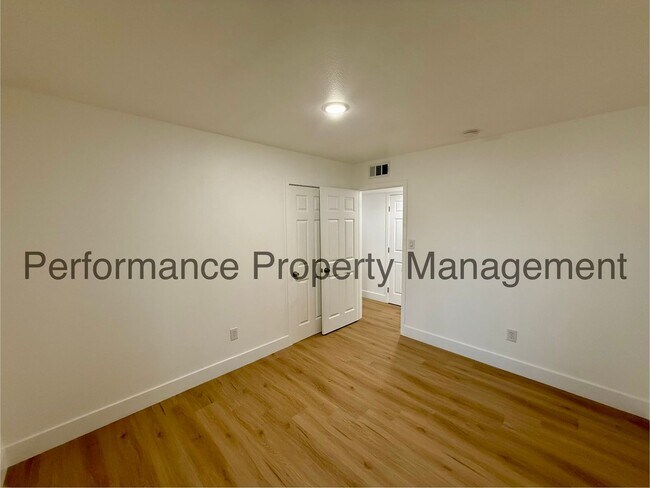 Building Photo - 3401 Squire Ln