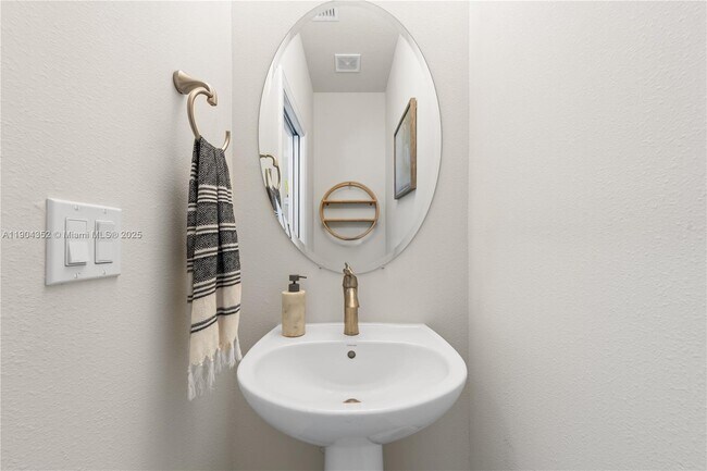 Building Photo - 1030 Eucalyptus Dr