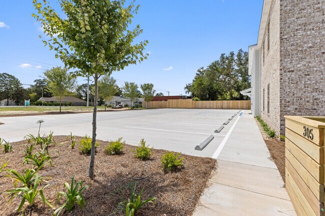 Building Photo - 305 Okaloosa Ave