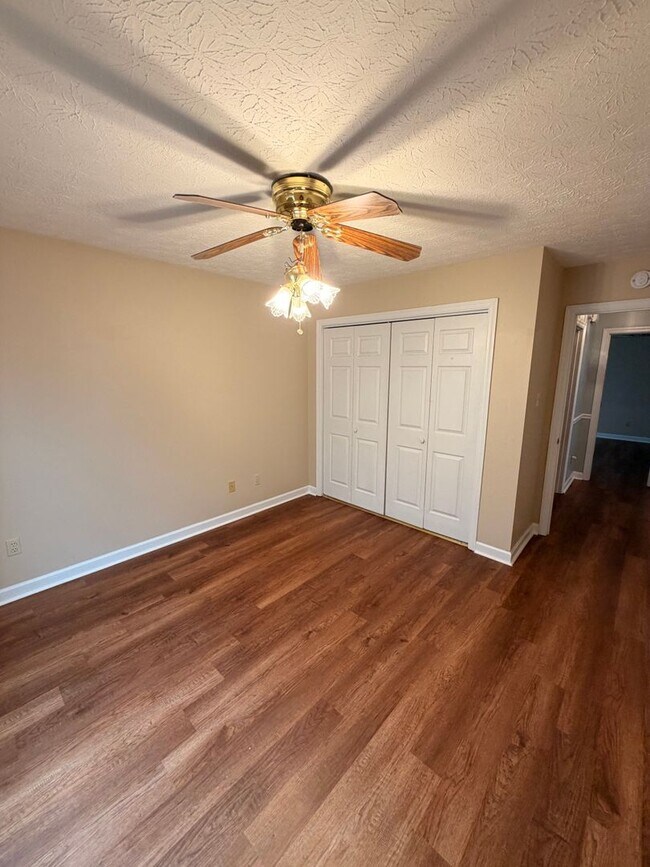 Building Photo - 3BR Home | Granite Kitchen | Fireplace | Deck | Fenced Yard