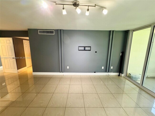 Building Photo - 9495 Evergreen Pl