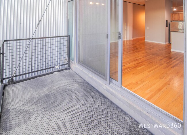 Building Photo - 1224 W Van Buren St