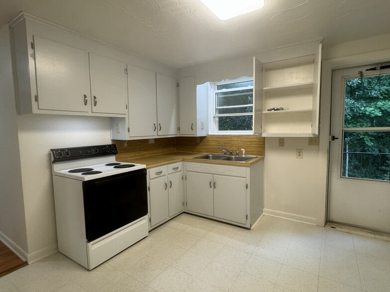 Building Photo - 1107A 12th Street Dr SW
