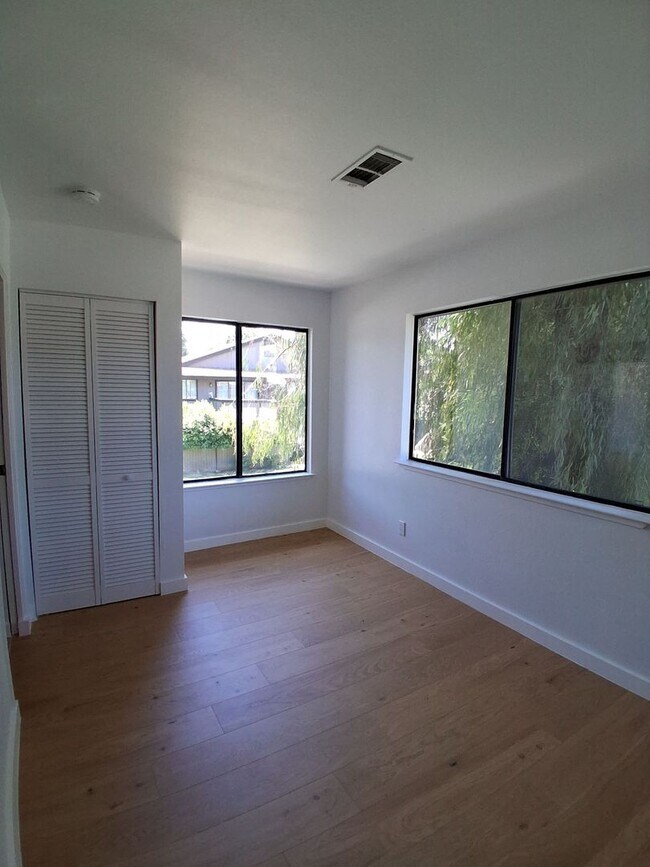 Building Photo - 1190 S Winery Ave