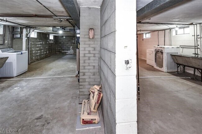 Building Photo - 2344 Westmoor Rd