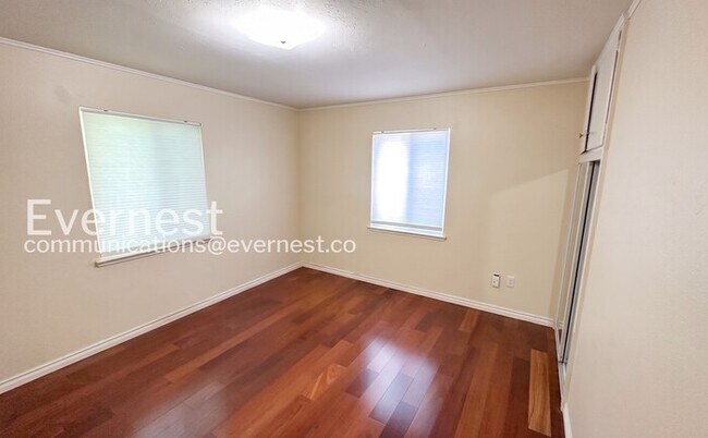 Building Photo - 4 Bed/3 Bath Home with Fenced Yard & Garage / Available Now!