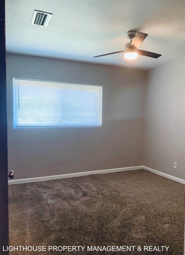Building Photo - Large 4 Bed/2 Bath House with Carport & Fe...