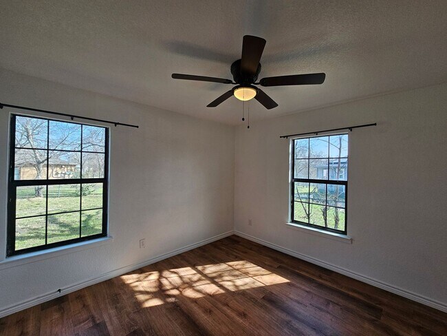 Building Photo - AVAILABLE NOW!