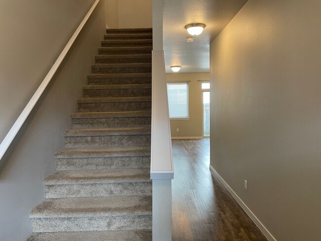 Building Photo - Goregous 3 Bedroom Home Ready for Hot Summ...