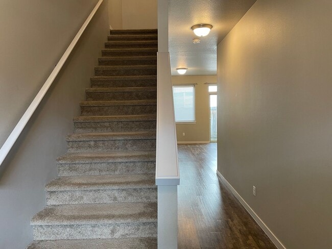 Building Photo - HALF OFF FIRST MONTHS RENT Gorgeous 3 Bedr...