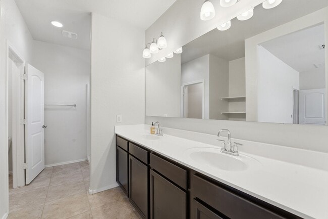 Building Photo - Stylish 3BR Home with Granite Counters + Community Parks & Splash Pads