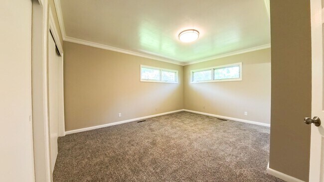 Building Photo - Spacious 3 Bedroom 3 Bath Home- Located on...