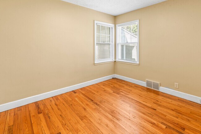 Building Photo - Charming 3Bedroom/2Bath