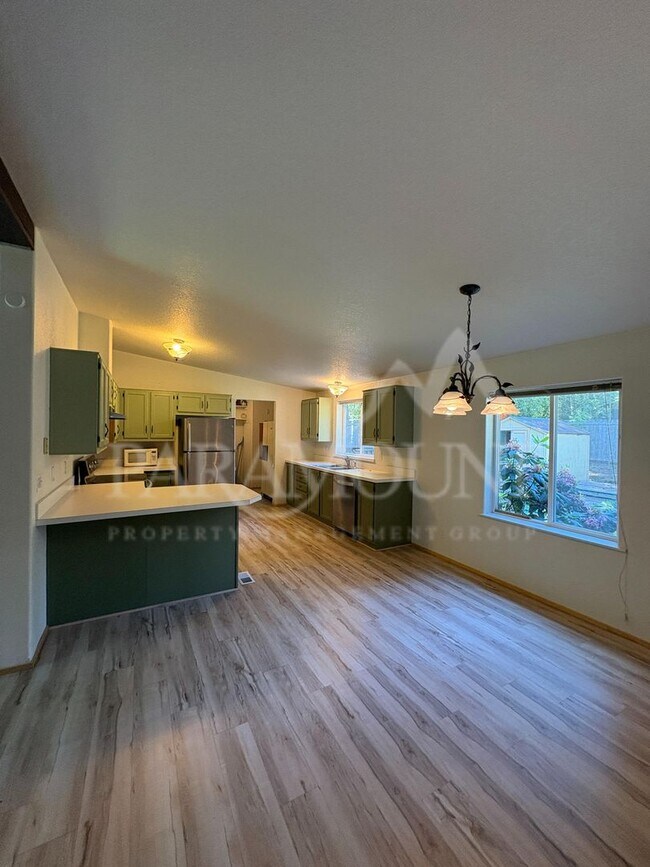 Building Photo - Spacious 3 Bedroom 2 Bathroom with yard space!