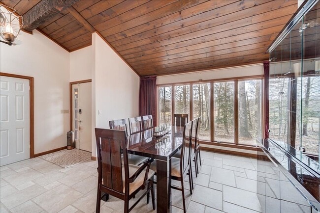 Building Photo - 441 Burlingham Rd