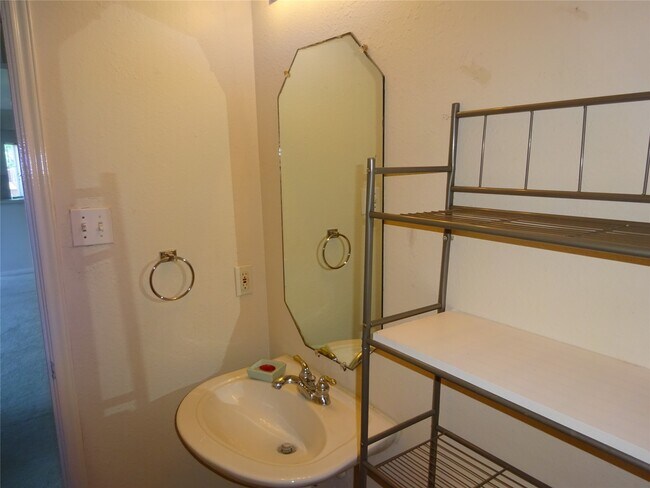 Building Photo - 515 Plantain Ln