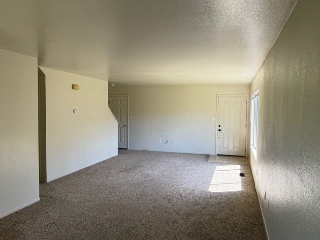 Building Photo - Charming 3 bedroom 1.5 bathroom Two story Town House with an attached garage.