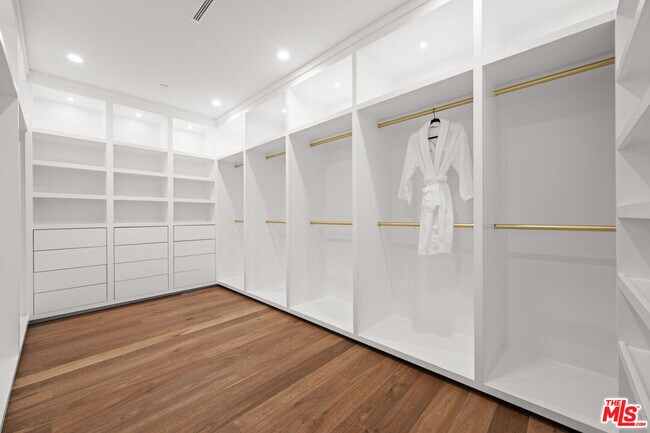 Building Photo - 616 N Alpine Dr