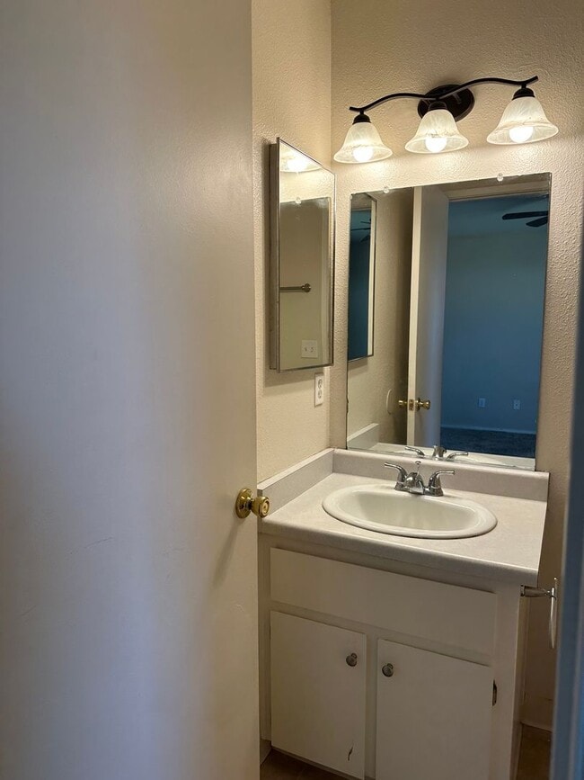 Building Photo - Cute well maintained home, convenient Anderson location