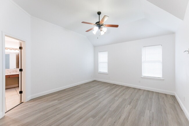 Building Photo - Gorgeous 4 bed 2.5 bath!