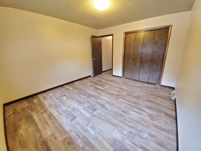Building Photo - 3 bed 2.5 bath townhouse