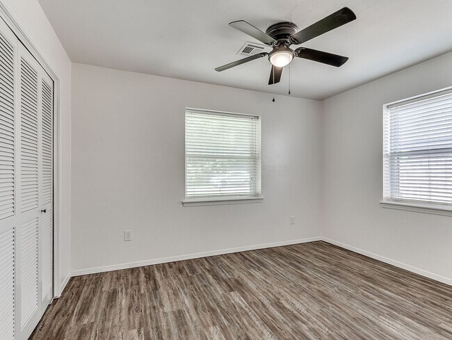 Building Photo - $300 0ff your move in for October 1st! All...