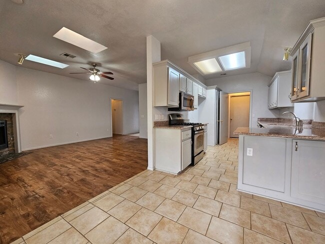 Building Photo - (3) Bed/(2) Bath in SW OKC/Moore Avail NOW! Pet Negotiable!
