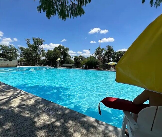 Building Photo - 2511 E 9th St