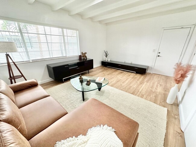 Building Photo - LARGE 1 BEDROOM FULLY FURNISHED IN WATERFR...