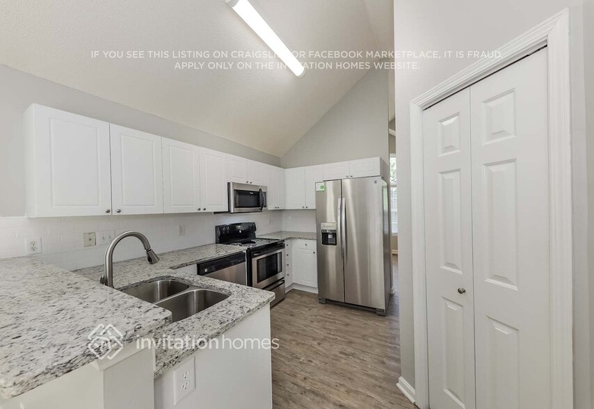 Building Photo - 1722 Graywood Dr SE