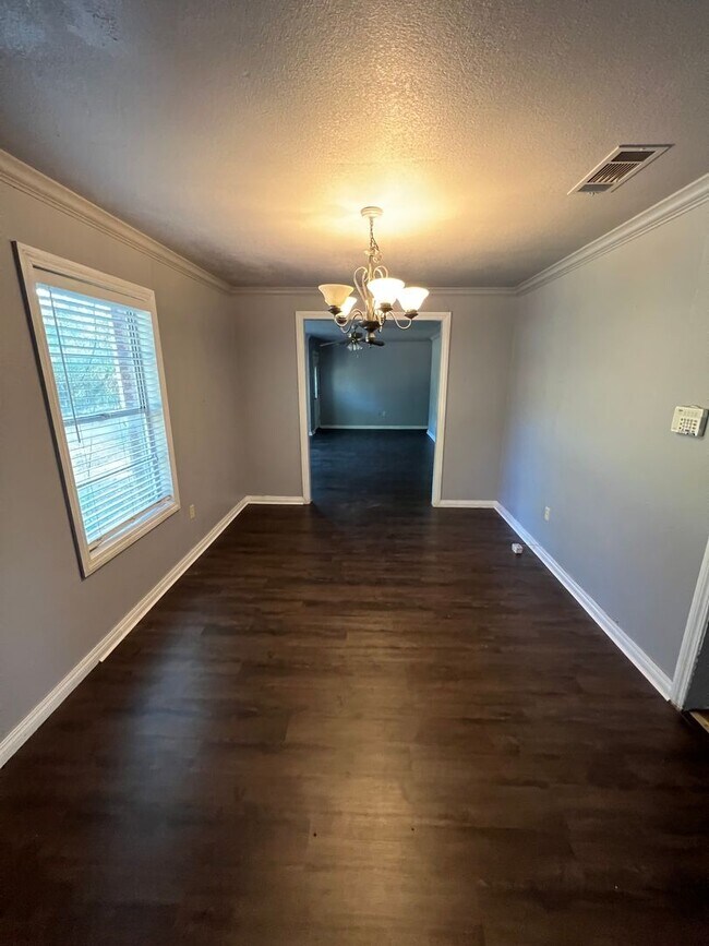 Building Photo - Massive 3/bed, 2 bath, newly updated!