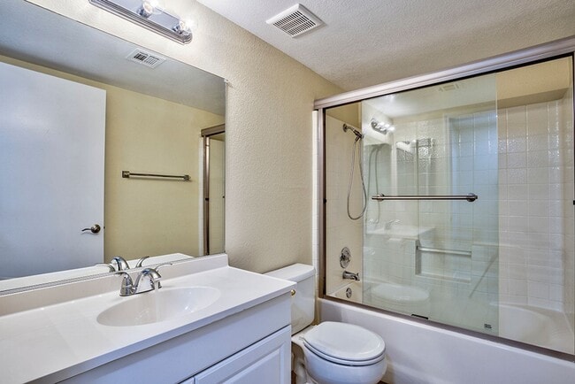 Building Photo - Fantastic 3 bed condo